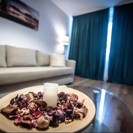 Delightful, Modern Apartment! 10 Minutes Away From Centre *