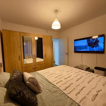 Delightful, Modern Apartment! 10 Minutes Away From Centre *