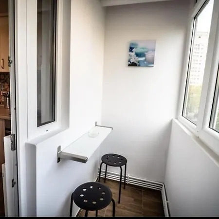 Delightful, Modern Apartment! 10 Minutes Away From Centre